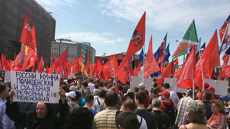 Ein Demonstrationsteilnehmer in Moskau hält ein Schild mit der Aufschrift "Russland braucht eine Polizei- und Gerichtsreform, keine Rentenreform".