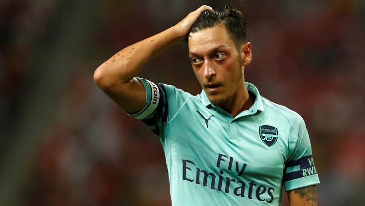 Mesut Özil wird nach seinem Rücktritt auch von Frankfurts Sportvorstand Fredi Bobic kritisiert.