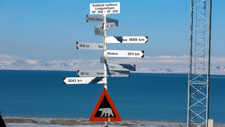 Hinweisschilder auf Spitzbergen: Die norwegischen Behörden warnen regelmäßig vor der Gefahr durch Eisbären.