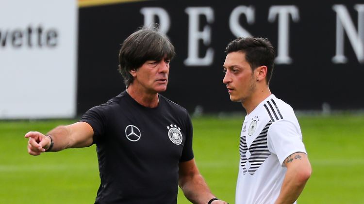 Ein Bild aus anderen Tagen: Jogi Löw spricht im Training mit Nationalspieler Mesut Özil.