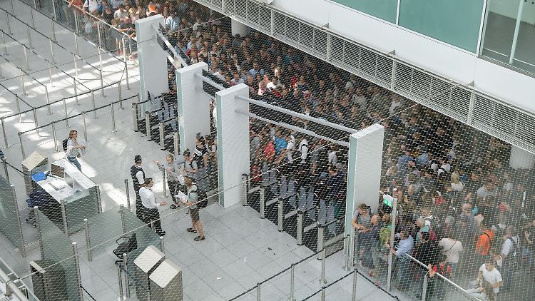 "Wo ist das Problem? Wo ist das Problem?": Im Terminal 2 des Münchner Flughafens liegen zu Ferienbeginn die Nerven blank.