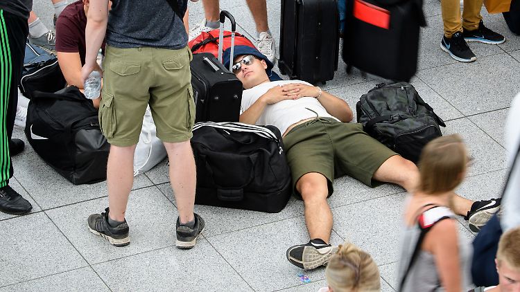 Voll ausgelastet: In der Ferienreisezeit reichen die Kapazitäten an den Flughäfen nicht.