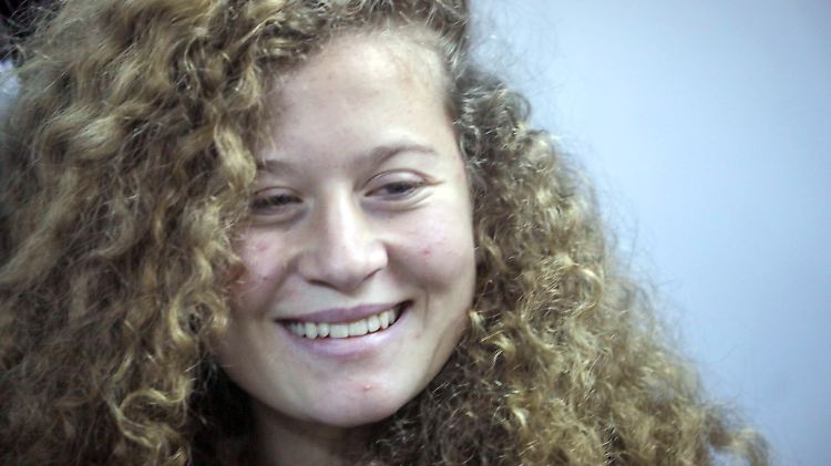 Die 17-jährige Palästinenserin Ahed Tamimi, hat allen Grund sich zu freuen: Nach fast acht Monaten in Haft darf sie das Gefängnis verlassen.