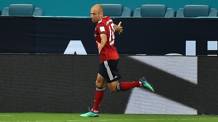 Arjen Robben trifft gegen Manchester City - nach Vorlage von Franck Ribéry.