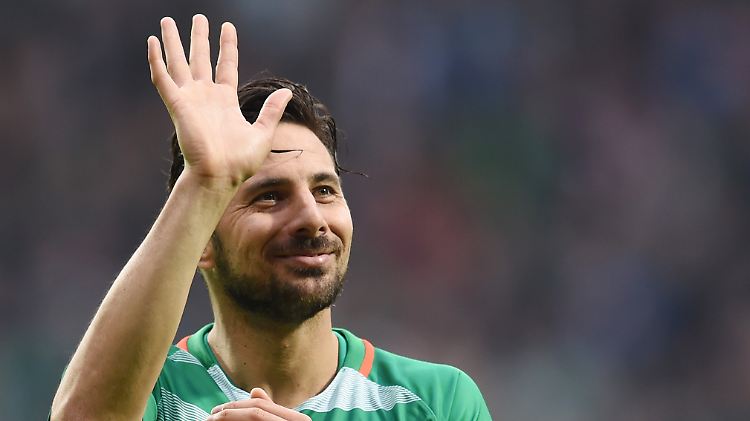 Claudio Pizarro bleibt Werder Bremen und der Fußball-Bundesliga erhalten.