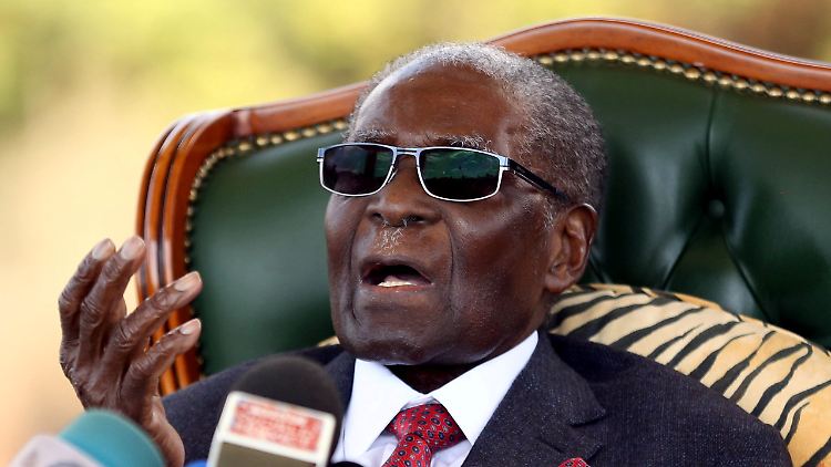 So ganz hat er sich noch nicht zurückgezogen: Robert Mugabe bei einer Pressekonferenz in seiner "Blue Roof" genannten Residenz in Harare am 29. Juli, einen Tag vor der Wahl.