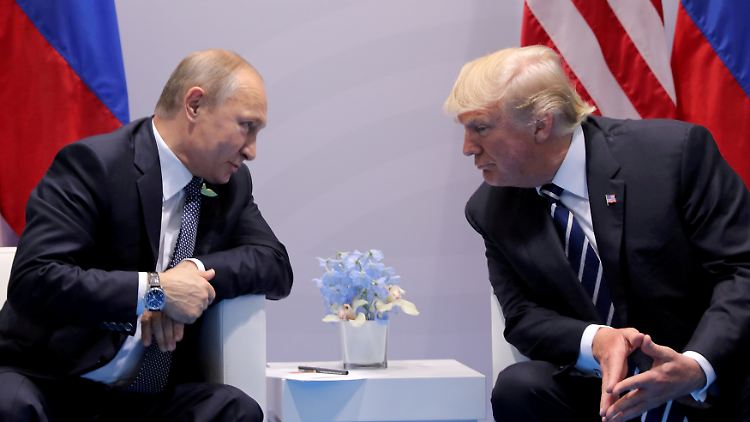 Bromance vor blauen Blümchen: Putin und Trump Ende Juli in Helsinki.