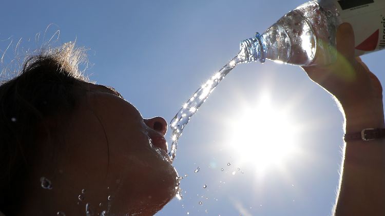 Abkühlung dringend nötig: Auch in der neuen Woche klettern die Temperaturen wieder weit über die 30-Grad-Marke.