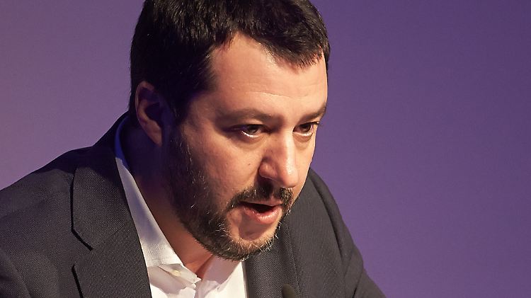 Italiens Innenminister Salvini erntet nach seinem Mussolini-Zitat Rücktrittsforderungen.