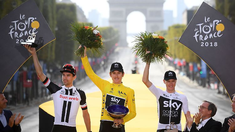 Tour de France-Sieger Geraint Thomas (Mitte) triumphiert in Paris.
