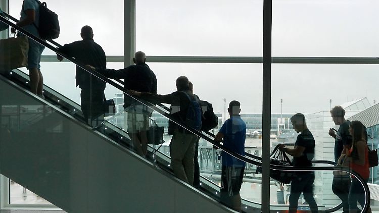 Arbeitgeber können ihren Beschäftigten die Verpflegungspauschalen steuerfrei im Rahmen der Reisekostenabrechnung erstatten. 