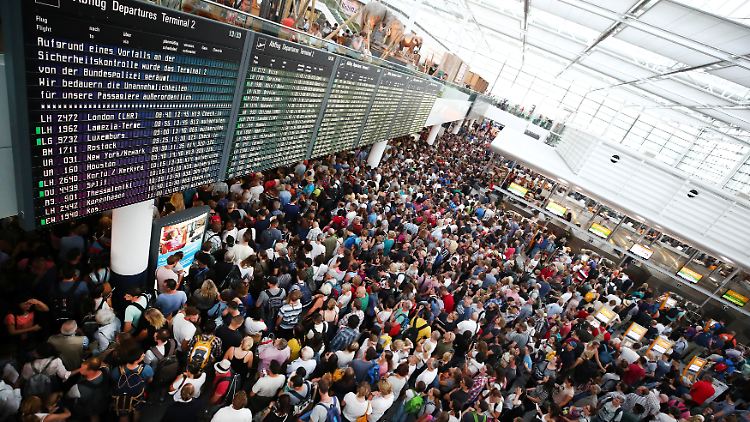 Jeder Passagier wird vor dem Abflug kontrolliert. Eine Frau gelangt am Sonntag ohne Kontrolle ins Abflugterminal.