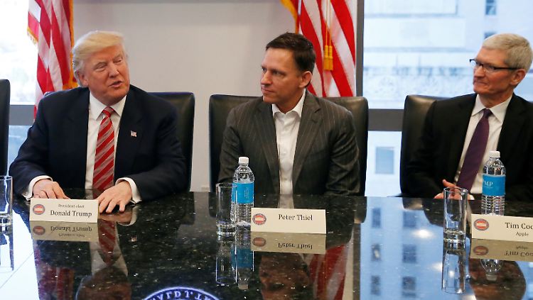 Schon 2016 zweifelte Apple-Chef Tim Cook (r.) an Trumps Zollpolitik. Nun dürfte sie den Konzern richtig Geld kosten.