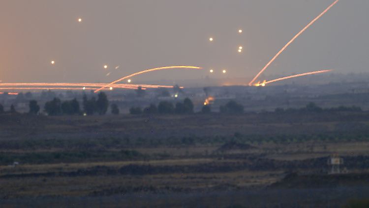 Explosionen und Feuerspuren im Süden Syriens von den unter israelischer Kontrolle stehenden Golanhöhen gesehen.
