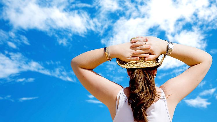 Strohhut oder Basecap: Eine helle Kopfbedeckung schützt vor einem Sonnenstich, jedoch nicht vor einem Hitzschlag.