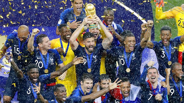 Bilder vom WM-Triumph der französischen Fußball-Nationalmannschaft gibt es in den folgenden vier Büchern en masse.