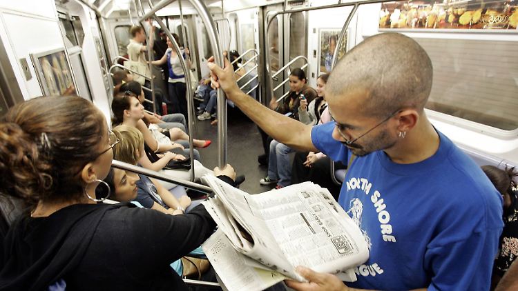 Fahrgäste in der New Yorker U-Bahn: Bei der Studie ging es den Forschern vorrangig um eine Bestandsaufnahme und nicht darum, Gesundheitsrisiken zu identifizieren.