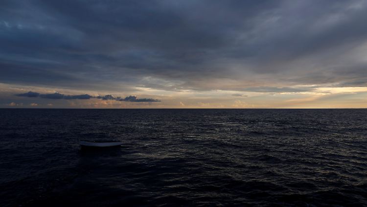 Das Schiff einer Bohrinsel soll die Flüchtlinge zurück nach Libyen gebracht haben.
