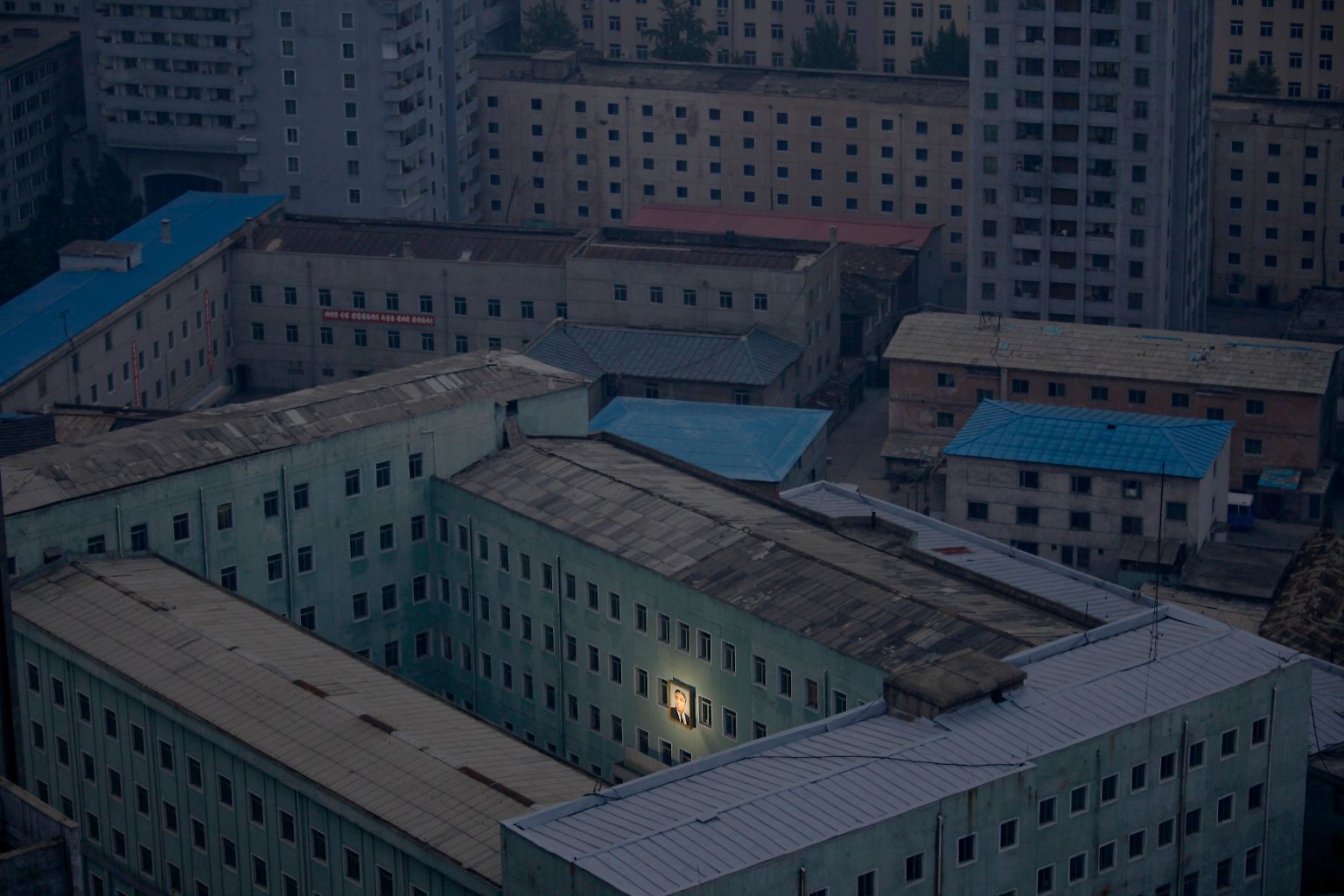 Von Nordkorea kennt man einerseits Bilder wie diese: Graue Tristesse, dunkle Wohnblöcke ohne ein erleuchtetes Fenster; nur die ...