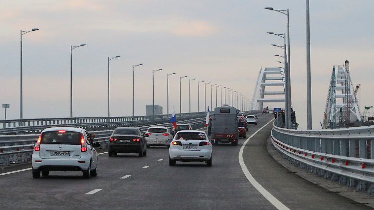 Strategisch ist die Krim-Brücke wichtig, weil Russland bislang keine direkte Landverbindung auf die Krim hatte.