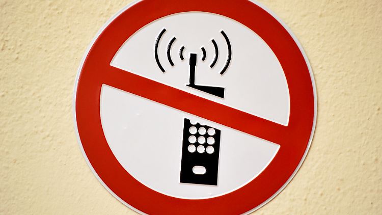 Ob ein Handyverbot in Schulen nützt? "Digitalisierung und die Verwendung mobiler Endgeräte wird nicht vor den Schultoren Halt machen", sagt der saarländische SPD-Bildungsminister Commerçon.