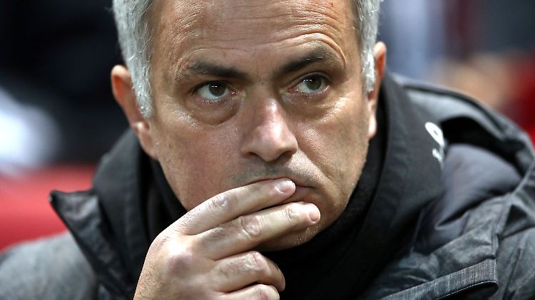 Manchester Uniteds Teammanager Jose Mourinho: Verbale Ausraster sind bei ihm immer drin. Er könnte ein Kandidat für die erste Gelbe oder Rote Karte für einen Trainer in England sein.