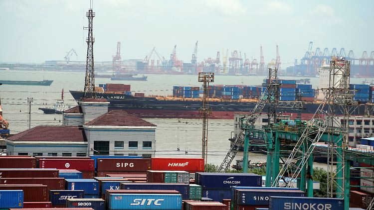 Was tun, wenn die US-Zölle kommen und der Handel einbricht? Blick in den Hafen von Shanghai.