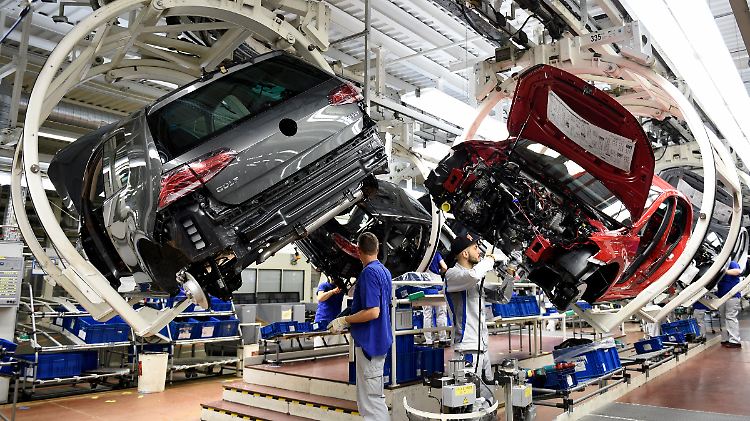 Eine Milliarde Geldbuße, drei Milliarden verdient: Mitarbeiter arbeiten im Volkswagen-Werk an einer Fertigungsstrecke des "Golf 7".