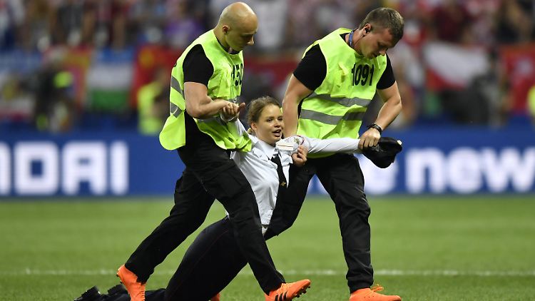 Aktion im Stadion: Beim WM-Finale zwischen Frankreich und Kroatien waren vier Pussy-Riot-Mitglieder in Polizeiuniformen auf den Rasen gerannt. 