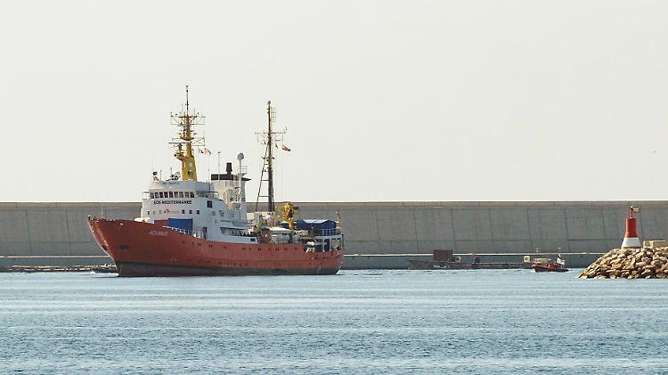 Das Rettungsschiff "Aquarius" der Hilfsorganisationen SOS Méditerranée und Ärzte ohne Grenzen, hat den Hafen von Marseille nach einem Monat verlassen.
