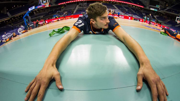 Dehnt sich in der kommenden Saison wieder auf Istanbuler Parkett: Tibor Pleiß.