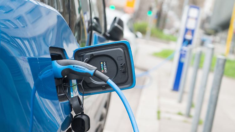 In der Anschaffung zunächst teurer - E-Autos.