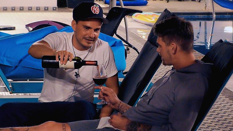 Alkohol ist auch keine Lösung? Sören und Brian versuchen es dennoch und kippen sich einen über den Kummer.