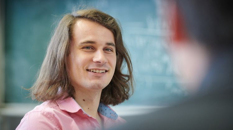 Der 30-jährige Peter Scholze darf sich über 10.000 Euro Preisgeld freuen.