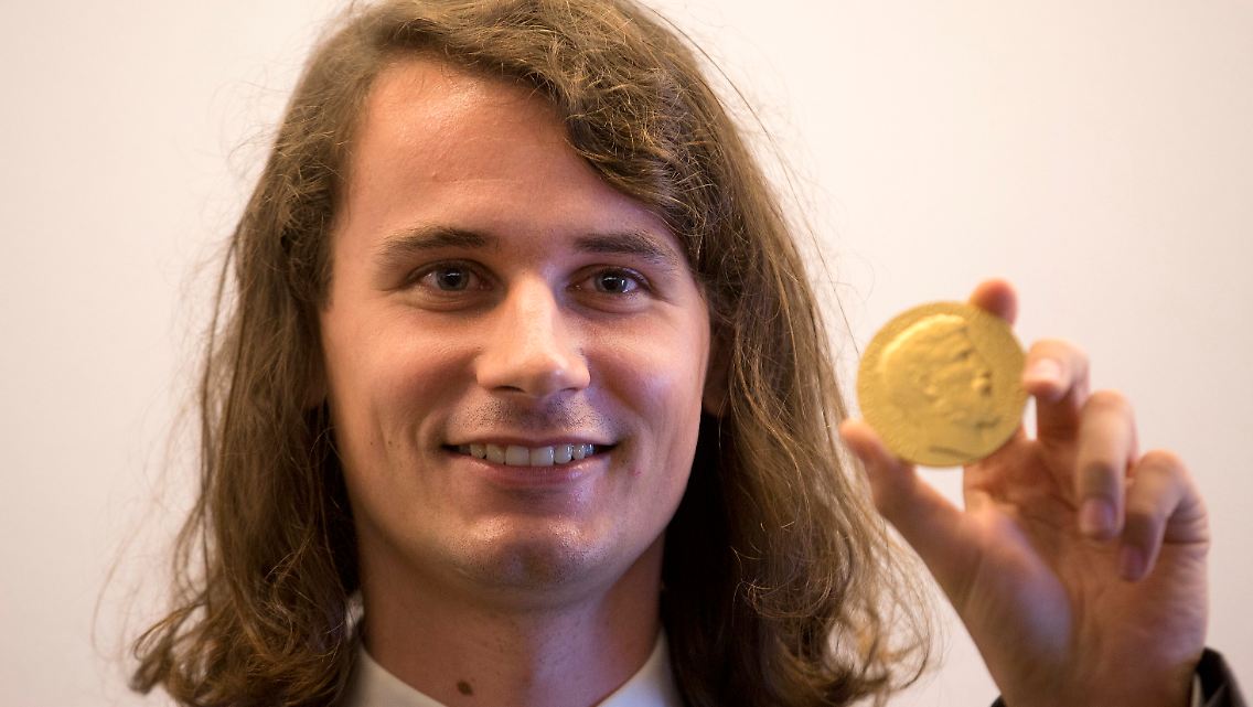 Auch dieser Wissenschaftler macht in diesem Jahr besonders auf sich aufmerksam: Mathematiker Peter Scholze gewinnt 2018 die Fields-Medaille. Sie gilt als der Nobelpreis der Mathematik.