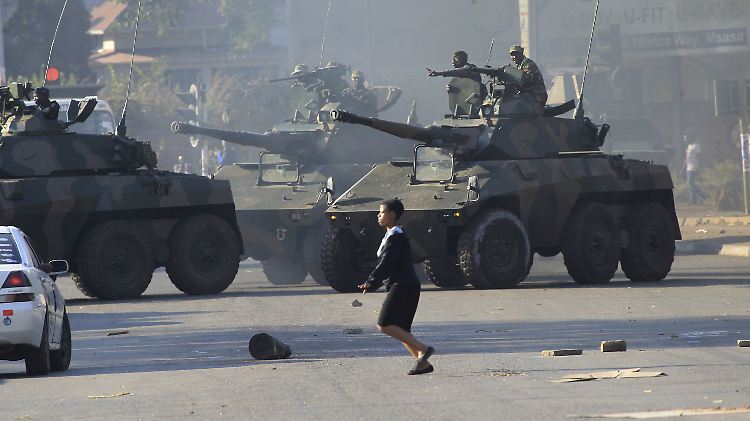 In der Hauptstadt Harare sind Panzer und Truppenfahrzeuge im Einsatz. Die Bereitschaftspolizei wendet Gewalt gegen Demonstranten an.