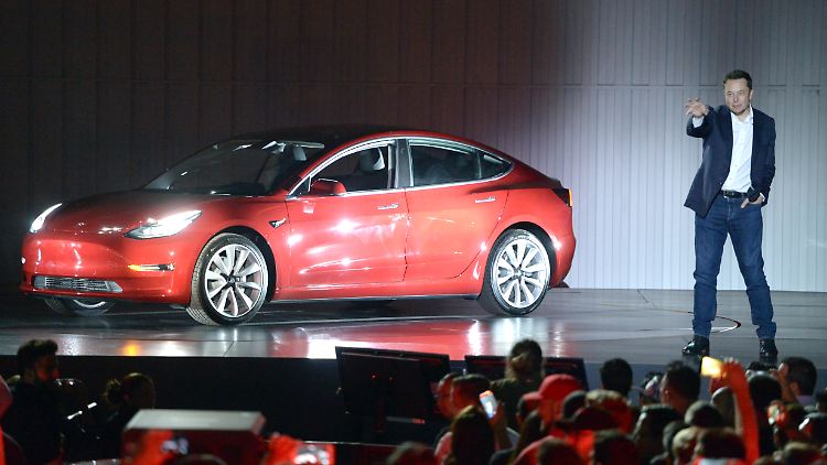 Tesla-CEO Musk steht wegen der Produktionszahlen des Models 3 unter großem Druck.