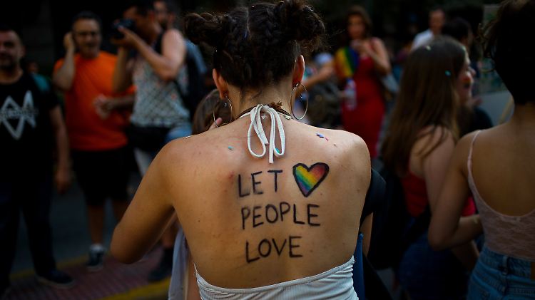 Die israelische Regierung hat entschieden, dass heterosexuelle Paare und ledige Frauen mit Hilfe von Leihmüttern Kinder bekommen dürfen - nicht aber ledige Männer.