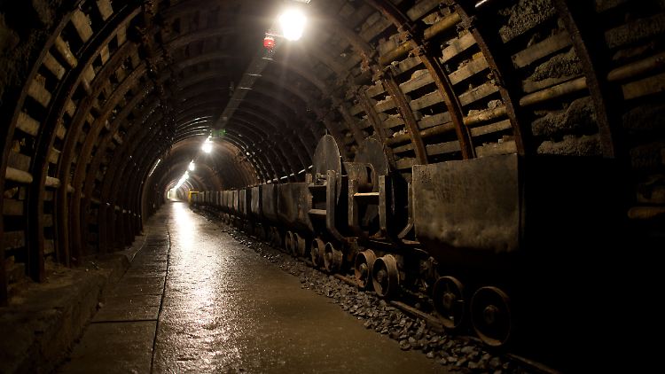 Ein Museumsschacht in einer Zeche bei Waldenburg. In einem Tunnel bei Gleiskilometer 65 soll der angebliche Panzerzug verborgen sein.