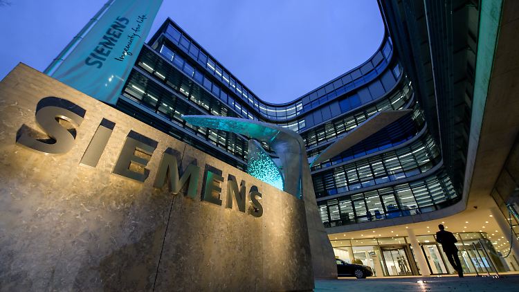 Vor der Siemens-Zentrale in München.