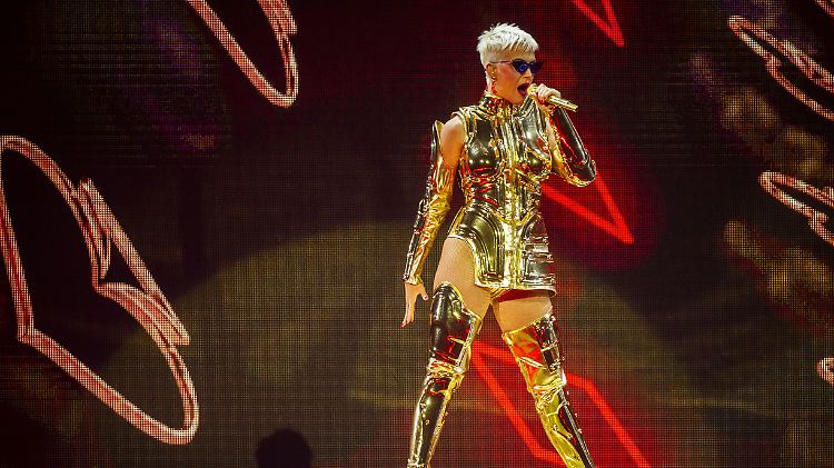 Einen jungen Fan hat Popstar Katy Perry auf ihrer Tournee besonders glücklich gemacht.