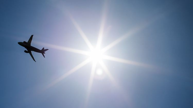 Nicht alles Gute kommt von oben: Flugzeuge können auch Bauteile verlieren, während sie in der Luft sind.