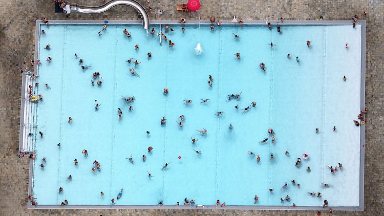 Viele suchen bei der Sommerhitze nach Abkühlung - und finden sie im Freibad.