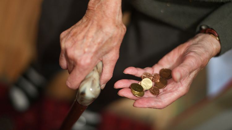 Bei den Sozialausgaben war 2017 der mit Abstand größte Ausgabenposten die Rente mit gut 304 Milliarden Euro. 