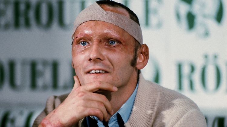 Niki Lauda gab rund fünf Wochen nach seinem schweren Unfall auf dem Nürburgring mit vernarbtem Gesicht, Kopfbandage und Brandwunden eine Pressekonferenz.