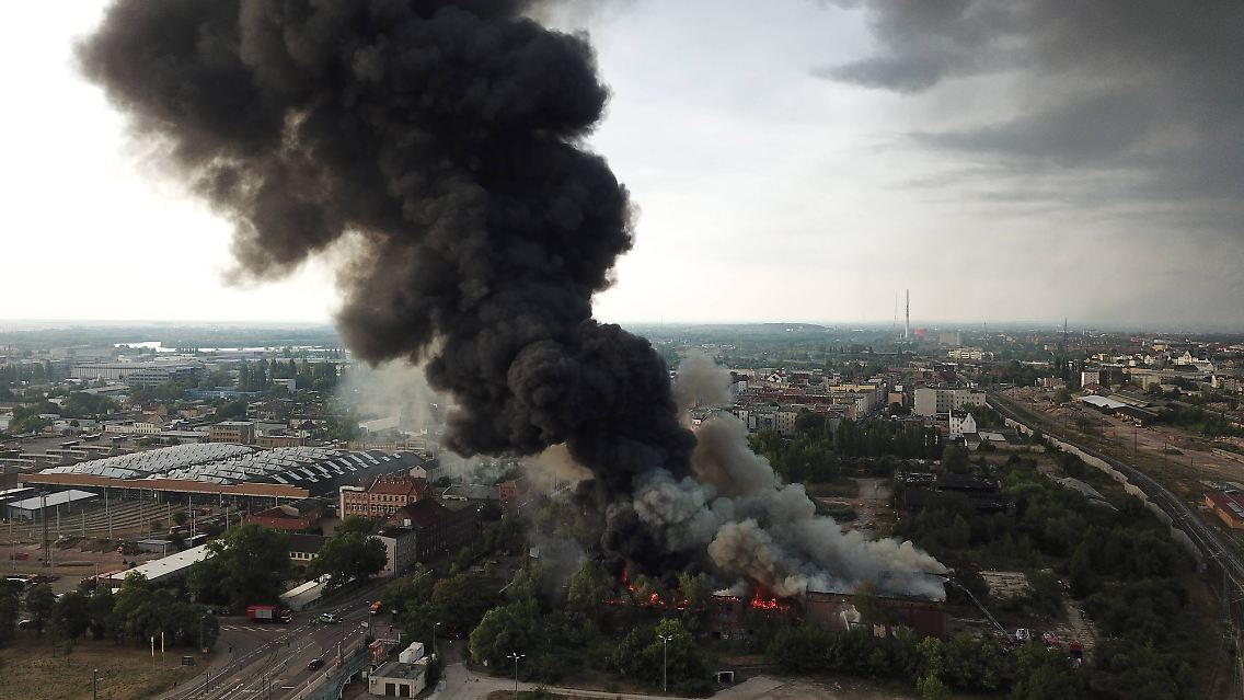 Nein, das ist nicht in Syrien, das ist Halle an der Saale. Dort brannte heute der ehemalige Schlachthof ab. Der Brand war schon am Mittag unter Kontrolle.