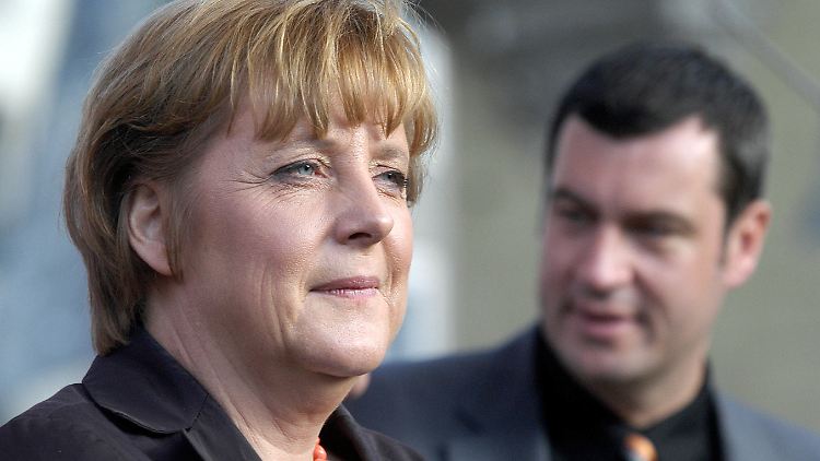 Bilder von Merkel und Söder sind rar. Im Rahmen ihrer Wahlkampfreise machte Merkel 2005 auch einen Abstecher ins bayerische Augsburg.
