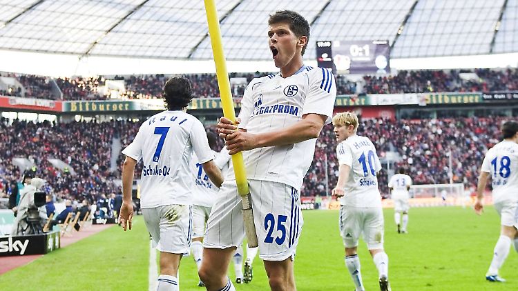 Euphorisiert: Klaas-Jan Huntelaar gewinnt die Torjägerkanone. Will aber lieber seine Freundin als die Trophäe mit ins Bett nehmen.