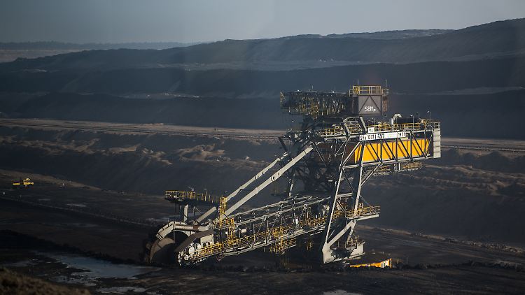 Ein Braunkohlebagger fördert im Tagebau Nochten Braunkohle.