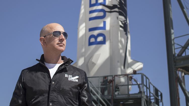 Der reichste Mann der Welt wolle seine Firma Blue Origin vom Start-Up- in den Produktionsmodus bringen, heißt es von seinen Mitarbeitern.
